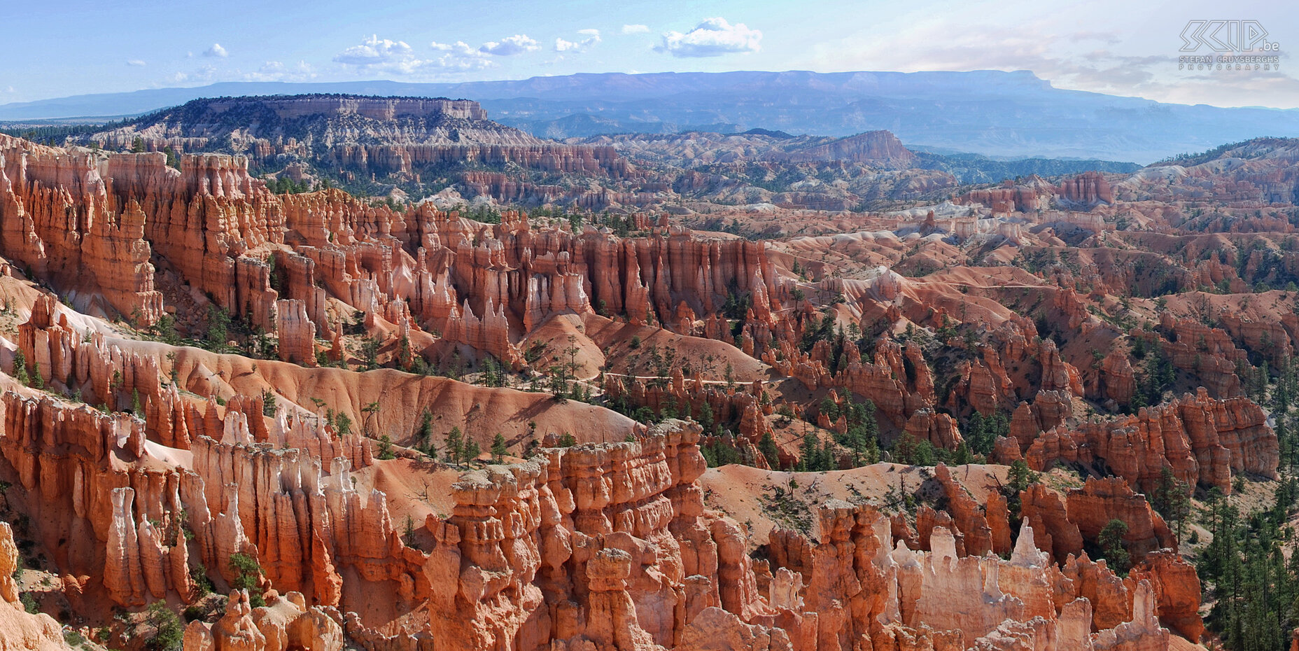 Bryce - Sunset Point Bryce (Utah) is ongetwijfeld een van de mooiste en surrealistische parken van het zuidwesten van de USA. Dit n gebied werd bewoond door Mormoonse pioniers in de jaren 1850 en werd vernoemd naar Ebenezer Bryce. <br />
<br />
Vanaf Sunset Point heb je een schitterend zicht over de vallei met hoodoos. Deze hoodoos zijn oranjerode kalk- en zandstenen rotspilaren die door de samenwerkende krachten van vriezen en dooien gevormd worden. Stefan Cruysberghs